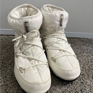 Moons boots white womens size 6 low ankle booties